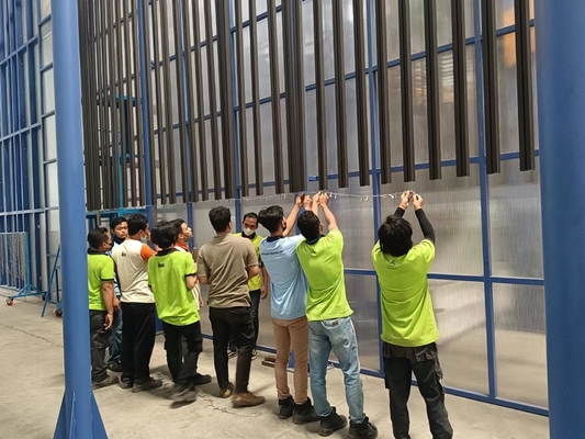 Ligne de production automatique verticale de revêtement en poudre pour profilés en aluminium